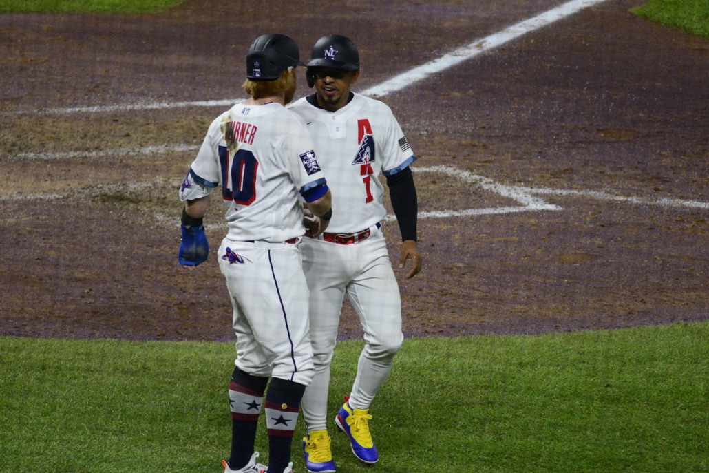 Dodgers third baseman Justin Turner with Diamondbacks third baseman Eduardo Escobar.