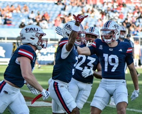 Florida Atlantic falls to UConn in offensive thriller