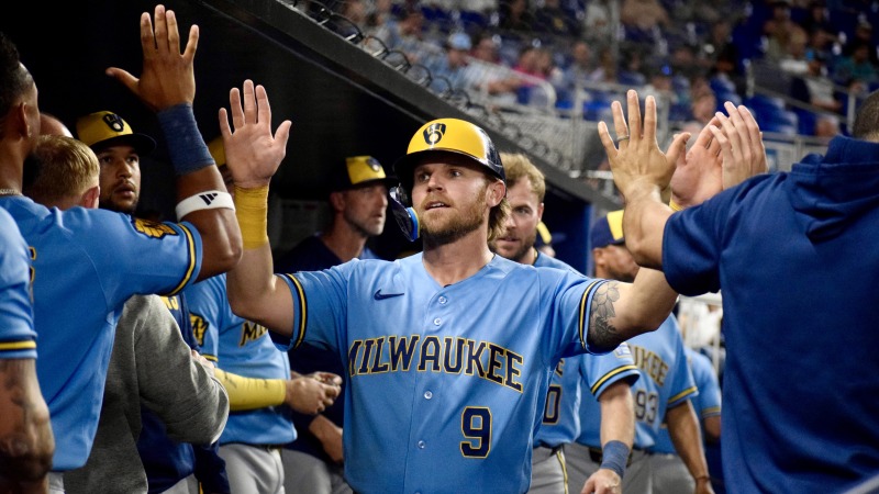 Marlins fall to Brewers in extra innings