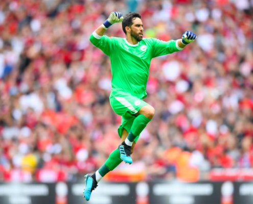 Claudio Bravo le da la Community Shield al City