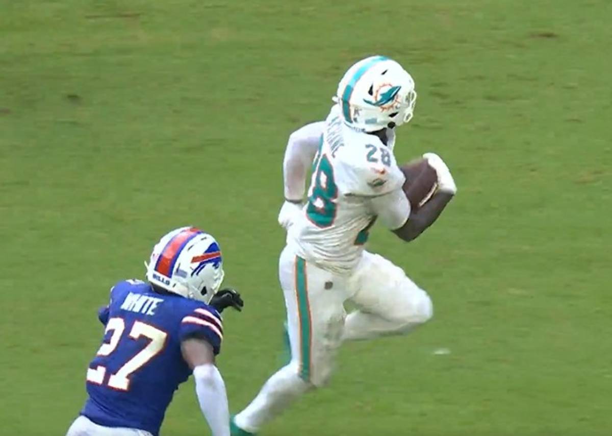De'Von Achane runs for one of his two touchdowns in the Dolphins' win against the Bills.