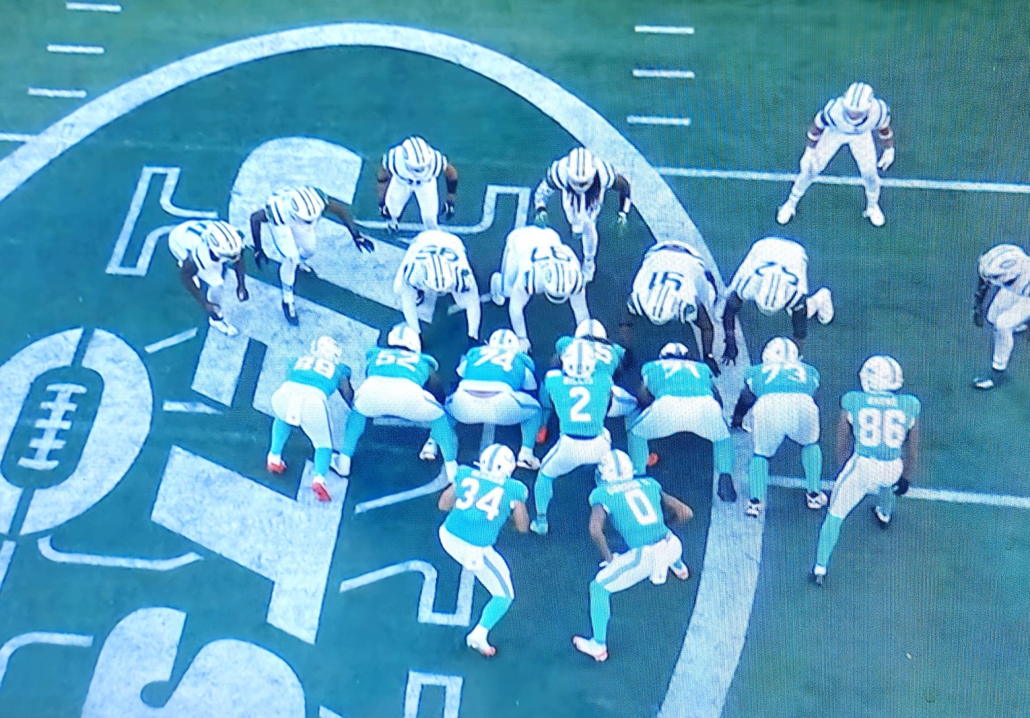 Malik Willis (2) gets ready for the quarterback sneak that sealed the Dolphins' win against the Jets.